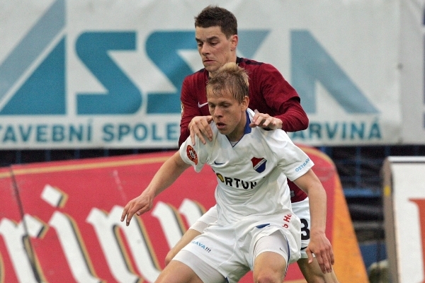 Matěj Vydra v jarním duelu proti Spartě, nyní míří do Itálie.