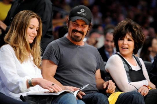 Herečka Diane Laneová (vlevo) a její kolega Josh Brolin se ženou. Herečka Diane Laneová (vlevo) a její kolega Josh Brolin se ženou.