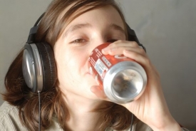 Šumivého coca-colového mléka v plechovce se jen tak nedočkáme. Šumivého coca-colového mléka v plechovce se jen tak nedočkáme.