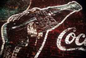 Značka Coca-Cola patří k těm nejznámějším po celém světě. Značka Coca-Cola patří k těm nejznámějším po celém světě.