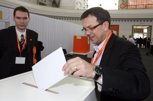 Jaroslav Foldyna (vpravo) chce, aby vedení ČSSD rezignovalo. 