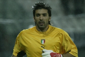Italský brankář Buffon již v základní skupině nenastoupí. Italský brankář Buffon již v základní skupině nenastoupí.
