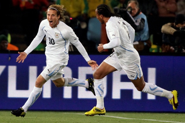 Diego Forlán oslavuje vstřelení první branky.