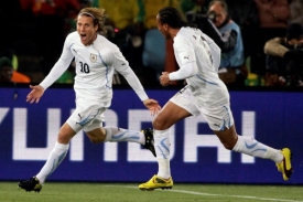 Diego Forlán oslavuje vstřelení první branky.