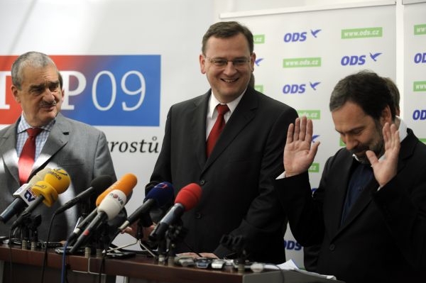 Zastavte tendry a nedělejte personální změny, vyzývá trojkoalice.