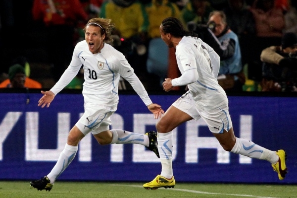 Diego Forlán (vlevo) oslavuje svou trefu do sítě JAR.