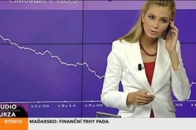 Sandra Parmová si volá s Krťou. Netuší, že už ji sledují diváci.