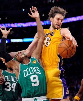 Důležitou postavou vítězů byl i Pau Gasol (vpravo).