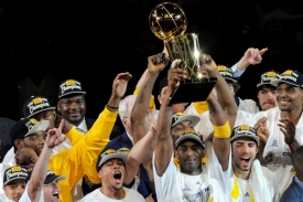 Kobe Bryant (v popředí) dotáhl LA Lakers k 16. titulu v historii.