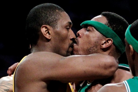 Ron Artest (vlevo) a Paul Pierce během ostřejší výměny názorů.
