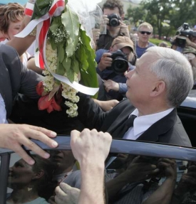 Jaroslaw Kaczyński přijíždí ve volební kampani do Siedlce.