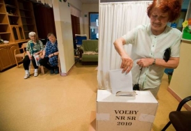 Slovensko, volby 2010. Tady dědka ani bábu mladí zjevně nezabili.