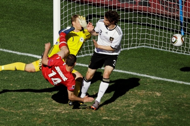 Milan Jovanovič střílí jediný gól zápasu.