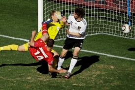 Milan Jovanovič střílí jediný gól zápasu.