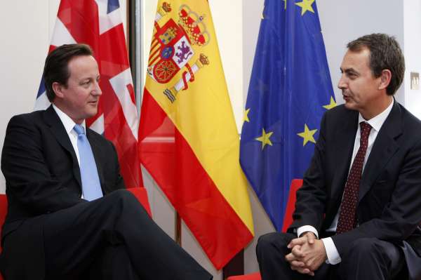 Premiéři Velké Británie a Španělska, Cameron a Zapatero.