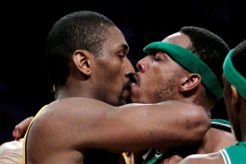 Ron Artest (vlevo) naprosto znechutil zápas Paulu Pierceovi.