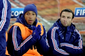 Thierry Henry (vlevo) na lavičce při utkání s Mexikem.