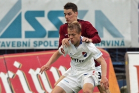 Matěj Vydra (v bílém) v souboji s pražskou Spartou.