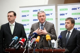 Topolánek na konferenci s Petrem Nečasem (vlevo) a Petrem Tluchořem.