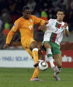 Didier Drogba v souboji s Cristianem Ronaldem.