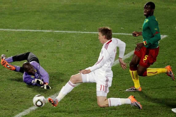 Bendtner střílí první branku Dánů.