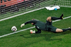 Robert Green pouští laciný gól v utkání s USA.