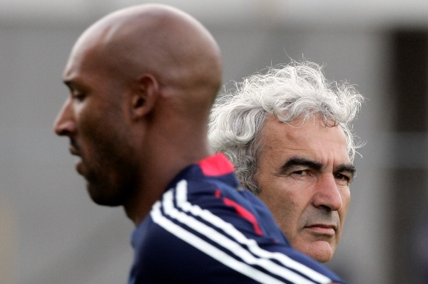 Nicolas Anelka (vlevo) a trenér Francie Raymond Domenech.