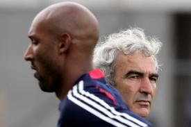 Nicolas Anelka (vlevo) a trenér Francie Raymond Domenech.