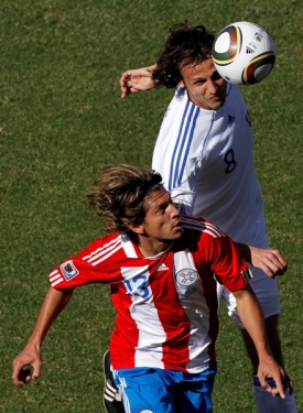 Ján Kozák (vpravo) v souboji s Enrique Verou.