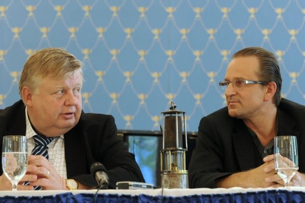 Světlík (vlevo) chce získat hlavní podíl navýšením kapitálu holdingu.