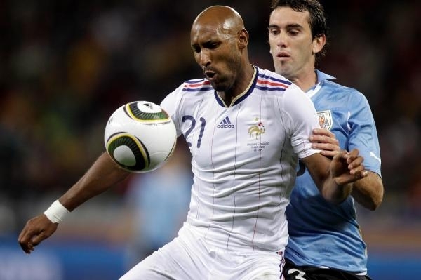Nicolas Anelka (vpředu) na šampionátu skončil po hádce s koučem.