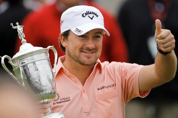 Vítěz US Open Graeme McDowell s trofejí.