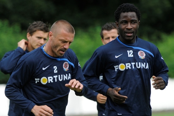 Tomáš Řepka a Bony Wilfried ze Sparty.