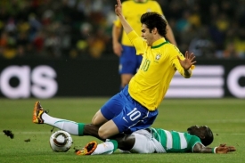 Emmanuel Eboue fauluje Brazilce Kakáa.