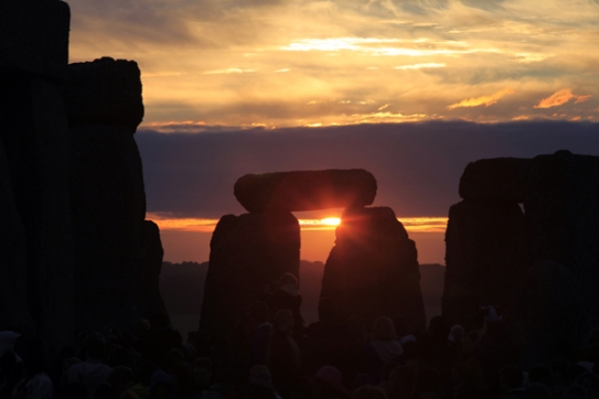 Slunce vyšlo na Stonehenge krátce před pátou hodinou.