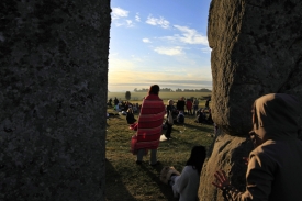 Stonehenge je oblíbeným turistickým cílem.