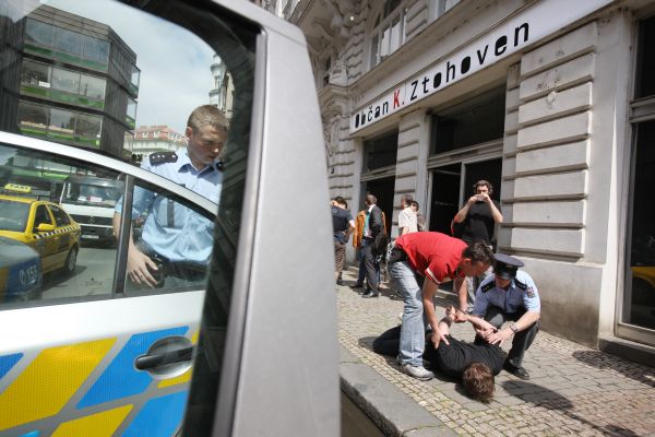 Policejní zákrok při zajišťování důkazů.