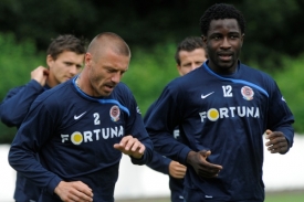 Sparťanští fotbalisté Řepka (vlevo) a Wilfried při tréninku. Sparťanští fotbalisté Řepka (vlevo) a Wilfried při tréninku.