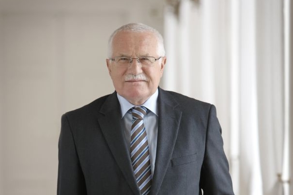 Na prezidenta Klause se mladíci chtěli podívat zblízka.
