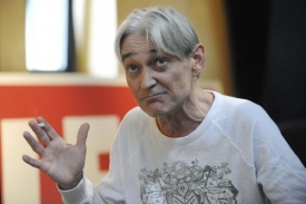 Arabela se loučí s Vladimírem Dlouhým. Je nešťastná.