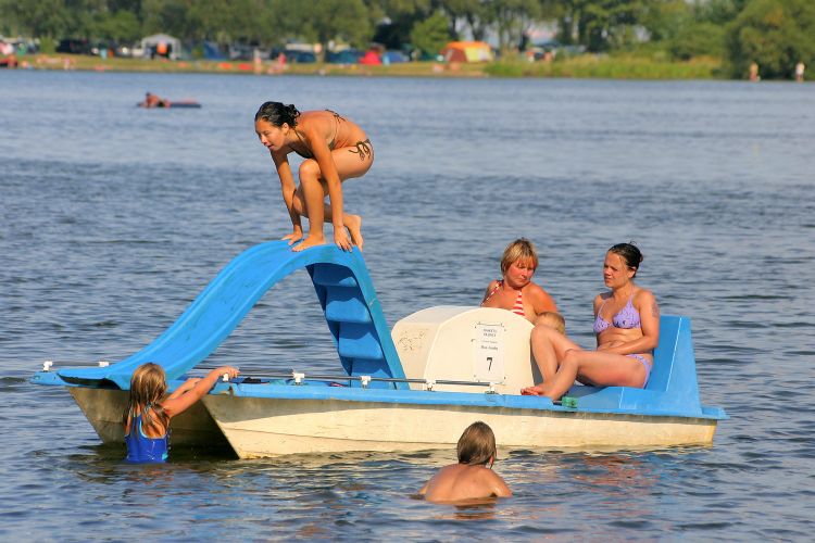 Kempy lákají i na vodní sporty. Autokemp Merkur Pasohlávky.