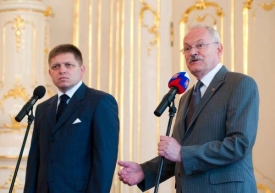 Vítěz Fico odchází poražen do opozice. Vpravo prezident Gašparovič.