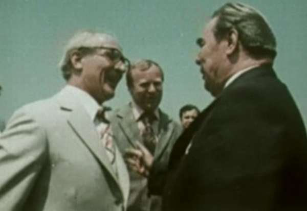 Honecker s Brežněvem. Jen krůček od slavného polibku.