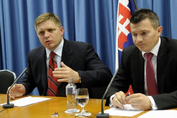 Slovenský premiér Robert Fico (vlevo) a ministr financí Ján Počiatek.