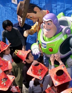 Hračky v McDonald's jsou důmyslnou reklamou. I na film Příběh hraček.