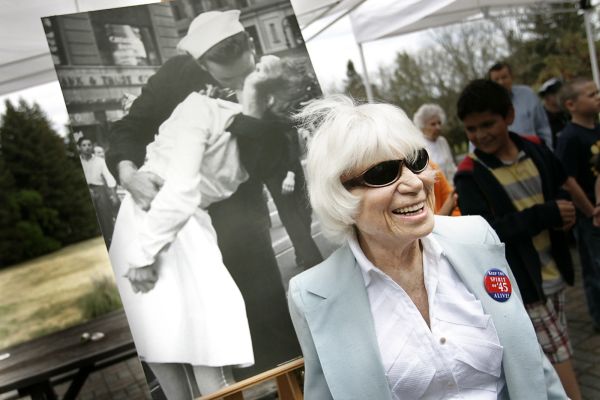Edith Shainová, ošetřovatelka ze slavné fotografie.