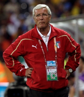 Zadumaný italský kouč Marcello Lippi. Postaví Itálii na nohy? Zadumaný italský kouč Marcello Lippi. Postaví Itálii na nohy?