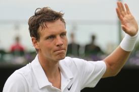 Tomáš Berdych a jeho vítězné wimbledonské gesto.