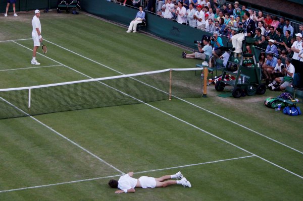 Nicolas Mahut (dole) měl sílu bavit diváky a Isnera rybičkami