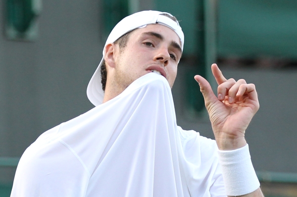 John Isner ukazuje, jak blízko jsou oba tenisté k vítězství.